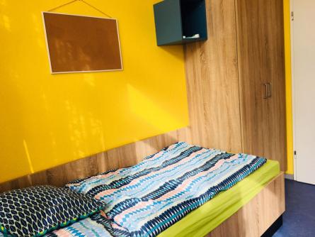 Zimmer mit Bett in der MädchenZuflucht Mainz