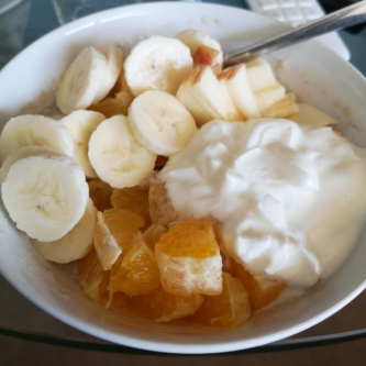 Joghurt mit Obstsalat
